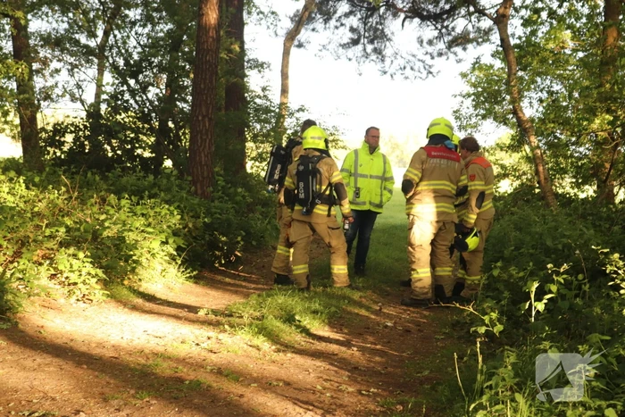 Vaten met mogelijk drugsafval aangetroffen in bos