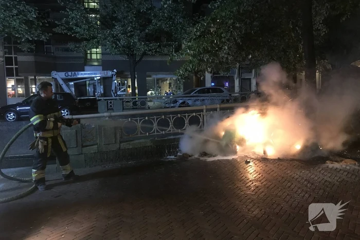 Stapel afval in brand gestoken tegenover fietsenwinkel