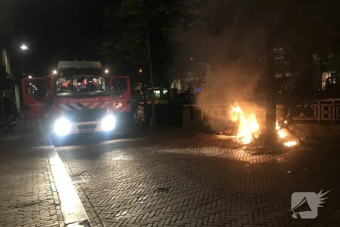 Stapel afval in brand gestoken tegenover fietsenwinkel