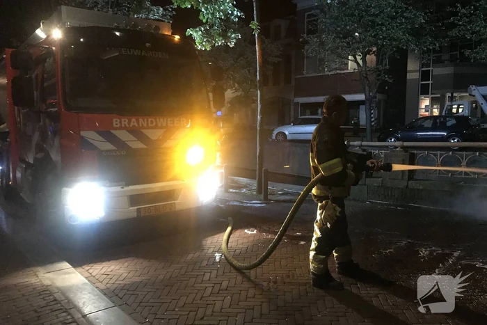 Stapel afval in brand gestoken tegenover fietsenwinkel
