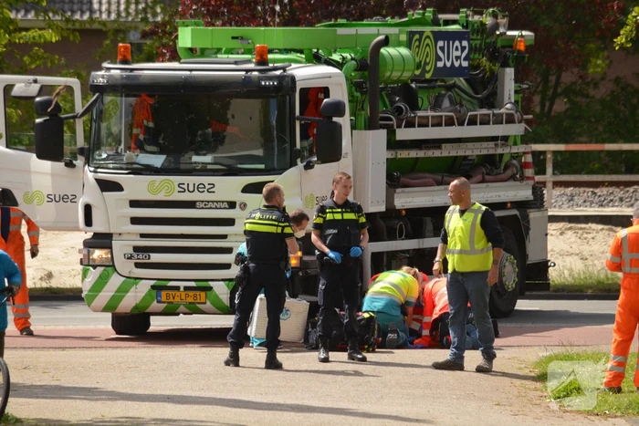 Vrouw op e-bike gewond na aanrijding met vrachtwagen