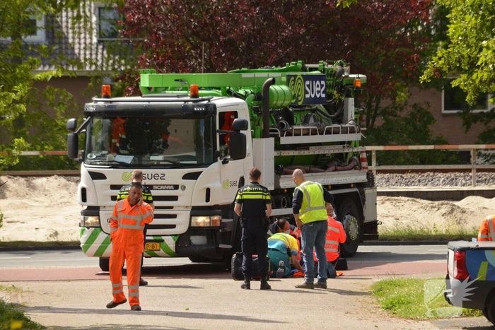 Vrouw op e-bike gewond na aanrijding met vrachtwagen