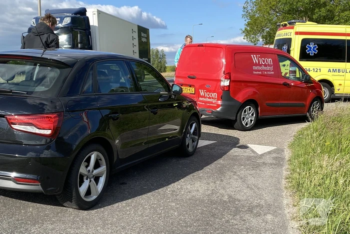 Persoon gewond na aanrijding met auto