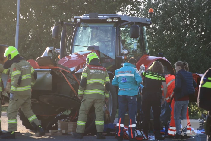 Scooter en scooterrijder bekneld onder tractor na ongeval