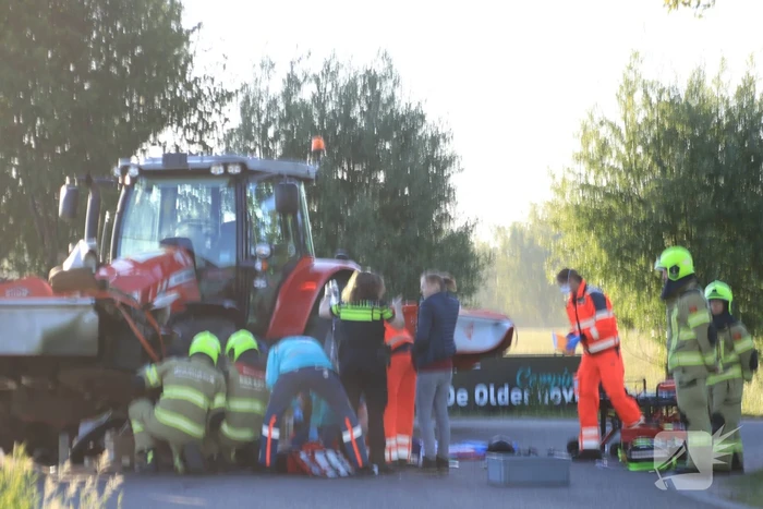 Scooter en scooterrijder bekneld onder tractor na ongeval