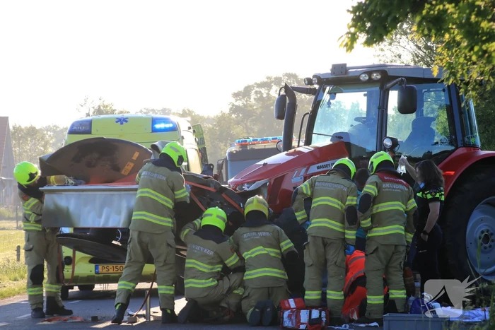 Scooter en scooterrijder bekneld onder tractor na ongeval