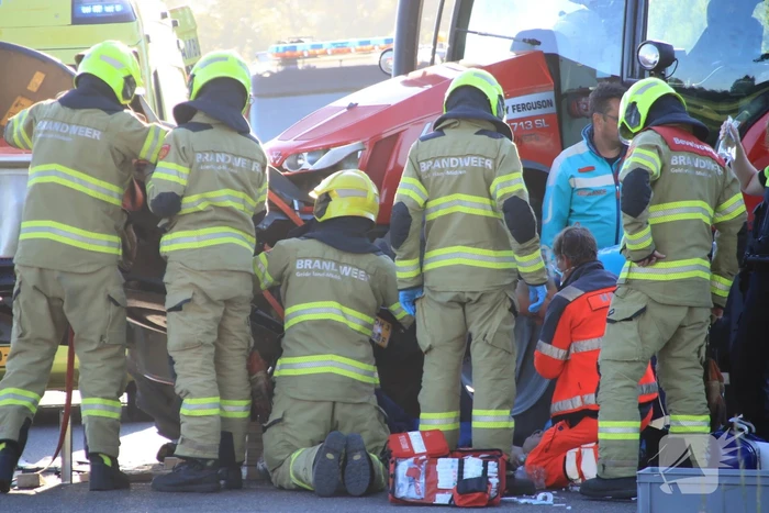 Scooter en scooterrijder bekneld onder tractor na ongeval