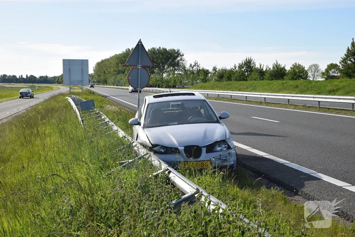 Automobilist knalt in vangrail