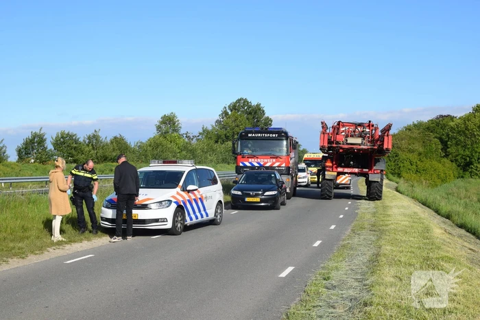 Automobilist knalt in vangrail