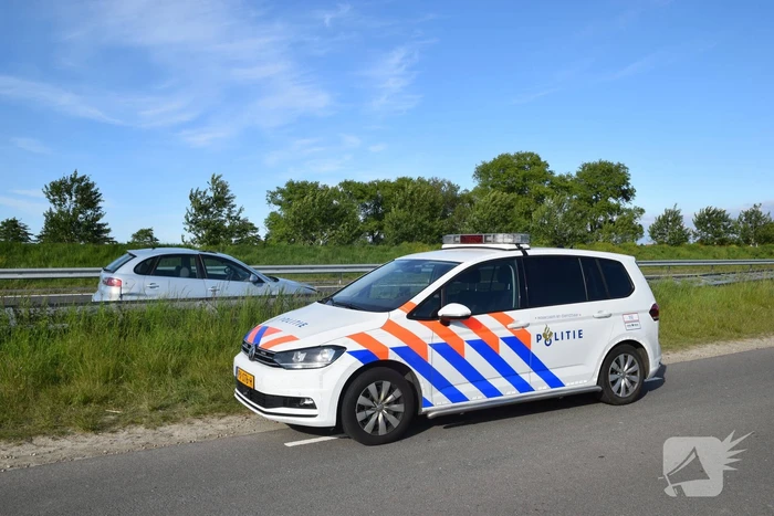 Automobilist knalt in vangrail