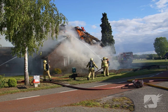 Rieten dak van woning volledig in brand
