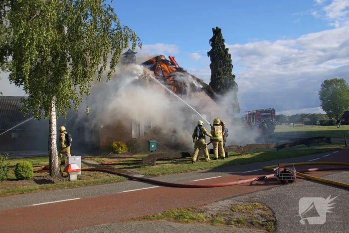 Rieten dak van woning volledig in brand