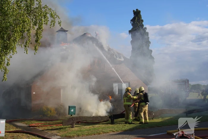 Rieten dak van woning volledig in brand