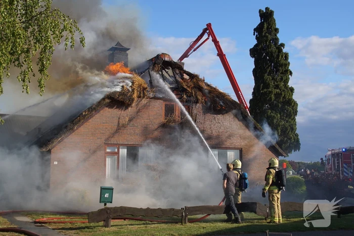 Rieten dak van woning volledig in brand