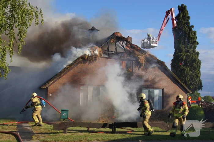 Rieten dak van woning volledig in brand