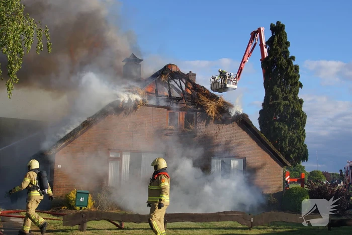 Rieten dak van woning volledig in brand