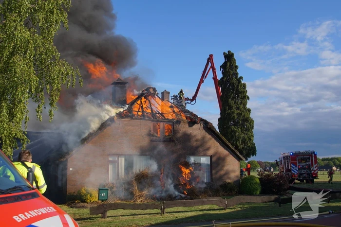 Rieten dak van woning volledig in brand