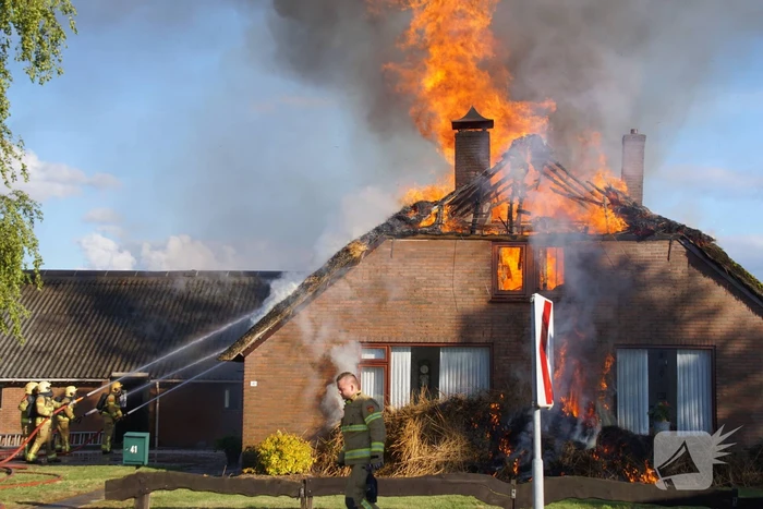 Rieten dak van woning volledig in brand
