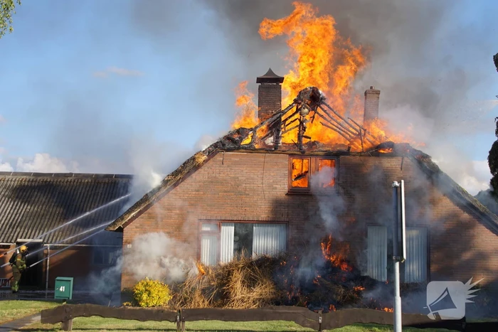 Rieten dak van woning volledig in brand