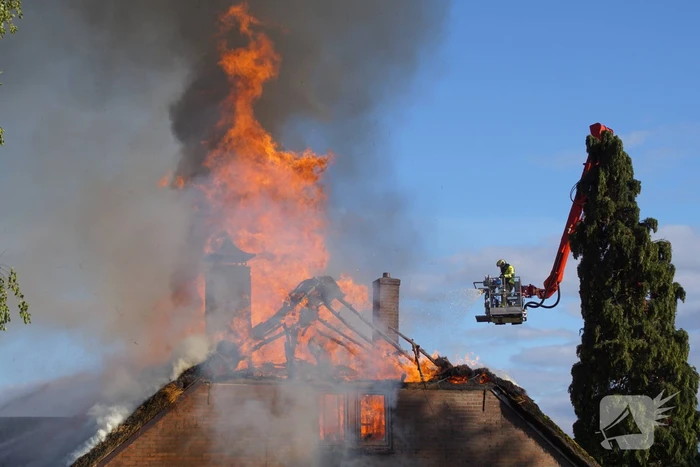 Rieten dak van woning volledig in brand