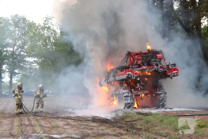 Zelfrijdende veldspuit brand volledig uit