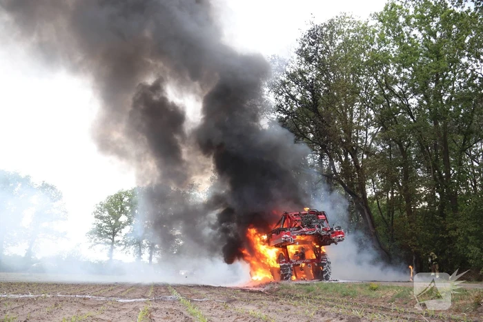 Zelfrijdende veldspuit brand volledig uit