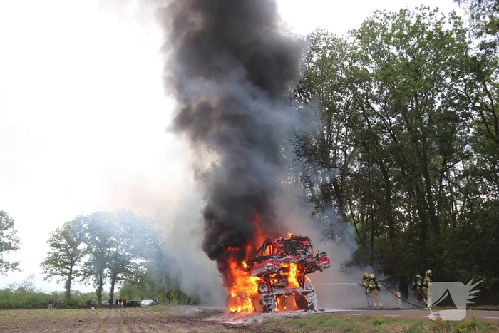 Zelfrijdende veldspuit brand volledig uit