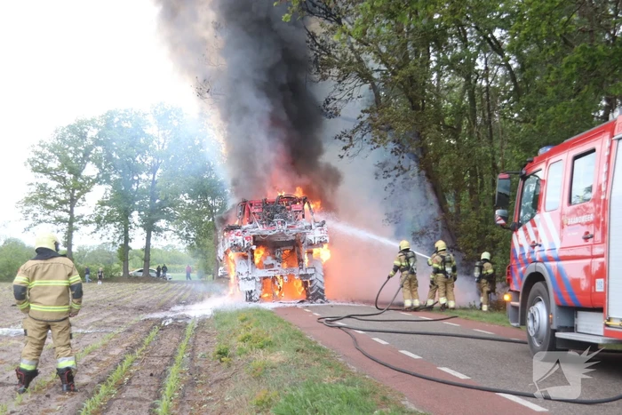Zelfrijdende veldspuit brand volledig uit