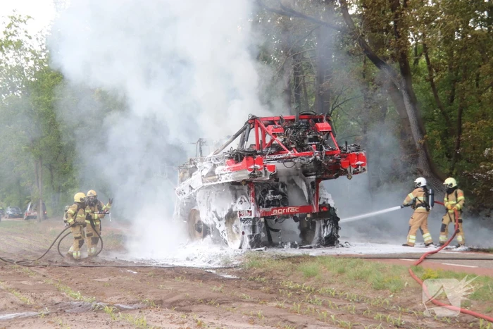 Zelfrijdende veldspuit brand volledig uit