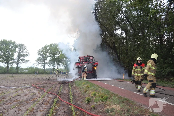 Zelfrijdende veldspuit brand volledig uit
