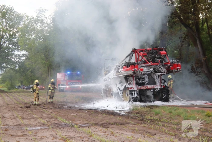 Zelfrijdende veldspuit brand volledig uit
