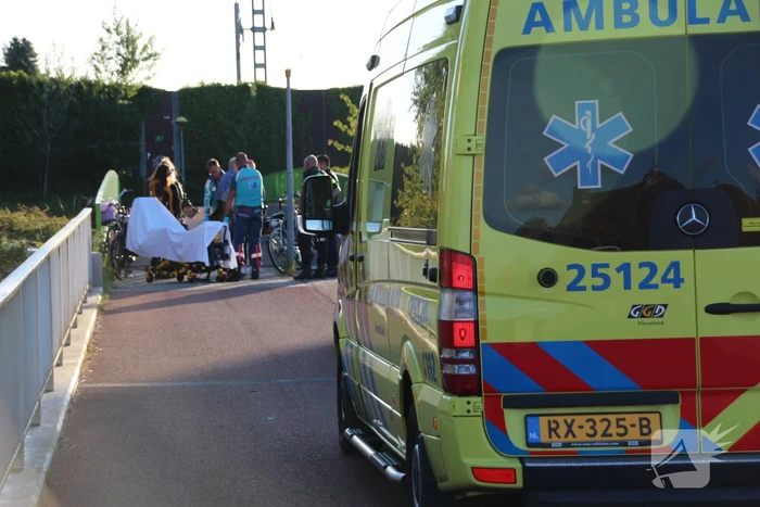 Fietser botst op lantaarnpaal