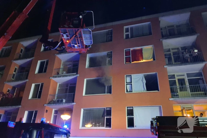 Brandweer redt vier personen van balkon bij brand in flat