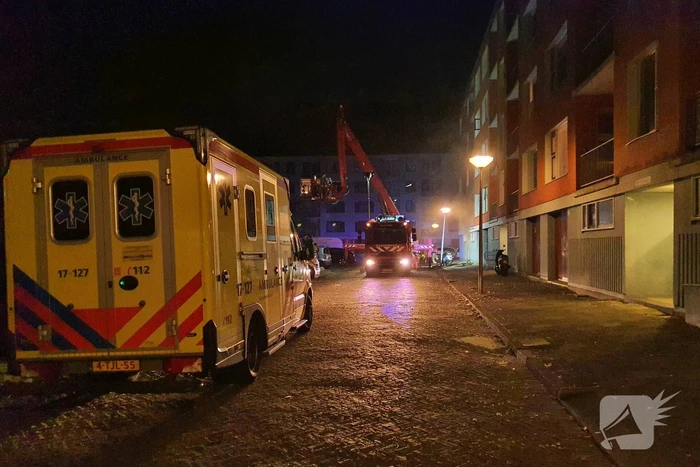 Brandweer redt vier personen van balkon bij brand in flat