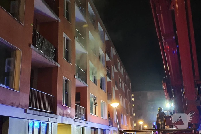 Brandweer redt vier personen van balkon bij brand in flat