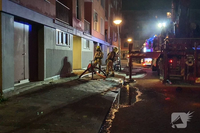 Brandweer redt vier personen van balkon bij brand in flat