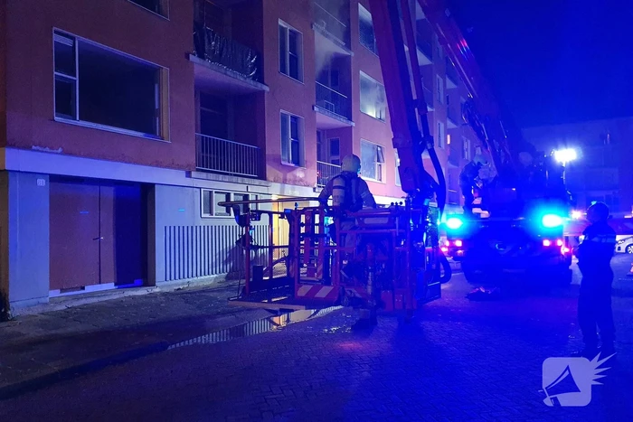 Brandweer redt vier personen van balkon bij brand in flat