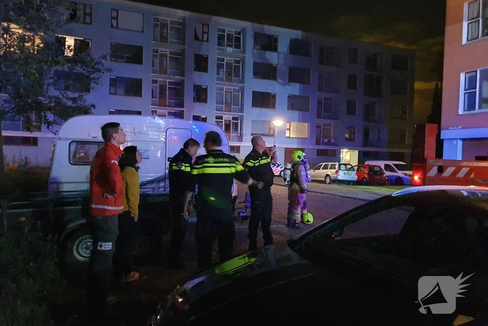 Brandweer redt vier personen van balkon bij brand in flat