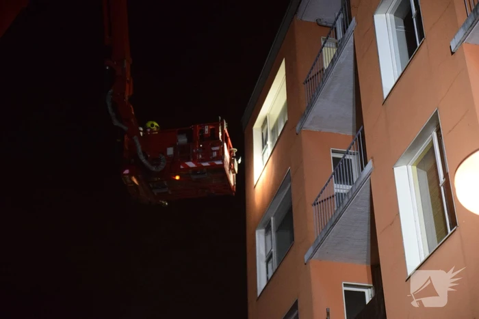 Brandweer redt vier personen van balkon bij brand in flat
