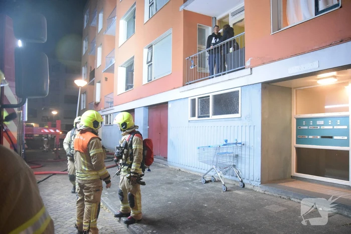 Brandweer redt vier personen van balkon bij brand in flat