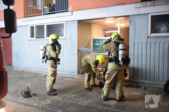 Brandweer redt vier personen van balkon bij brand in flat