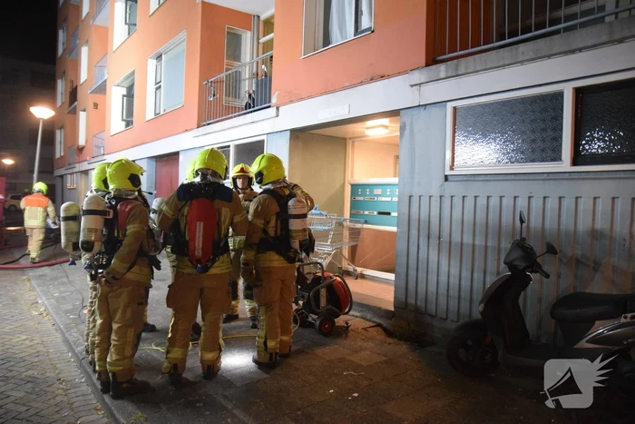 Brandweer redt vier personen van balkon bij brand in flat