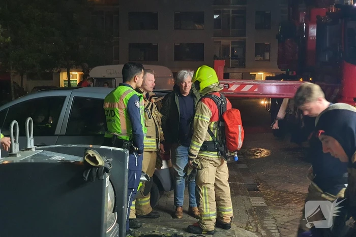 Brandweer redt vier personen van balkon bij brand in flat