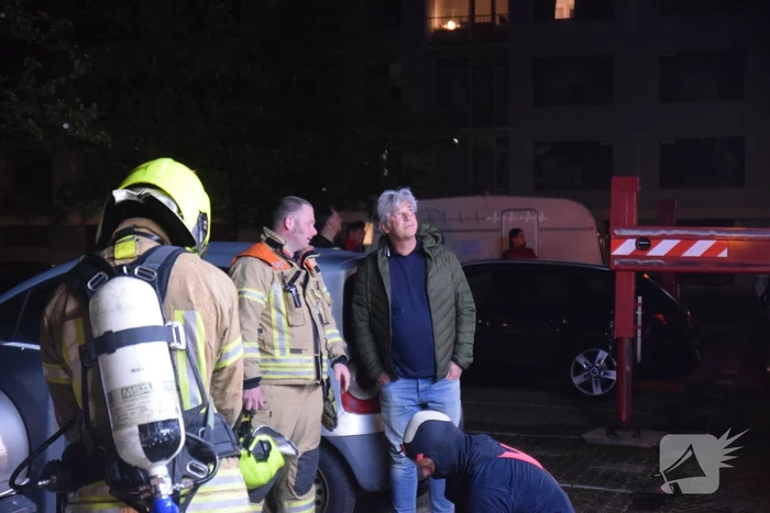 Brandweer redt vier personen van balkon bij brand in flat