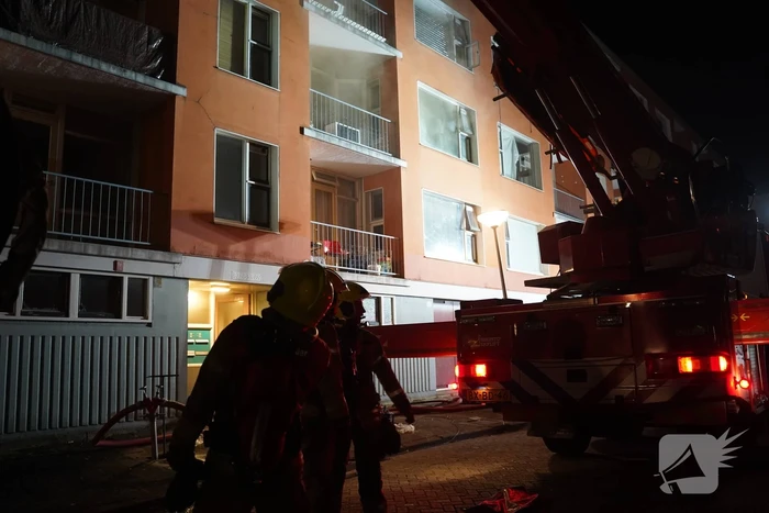 Brandweer redt vier personen van balkon bij brand in flat