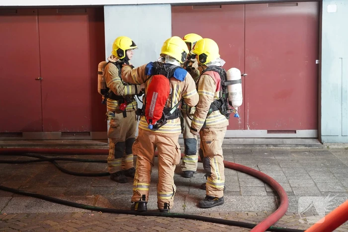 Brandweer redt vier personen van balkon bij brand in flat