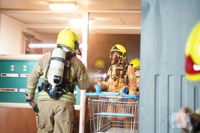 Brandweer redt vier personen van balkon bij brand in flat