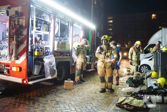 Brandweer redt vier personen van balkon bij brand in flat