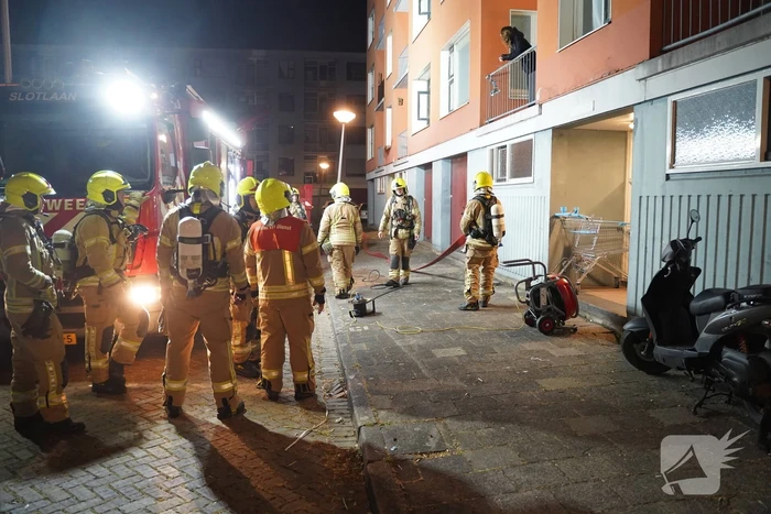 Brandweer redt vier personen van balkon bij brand in flat