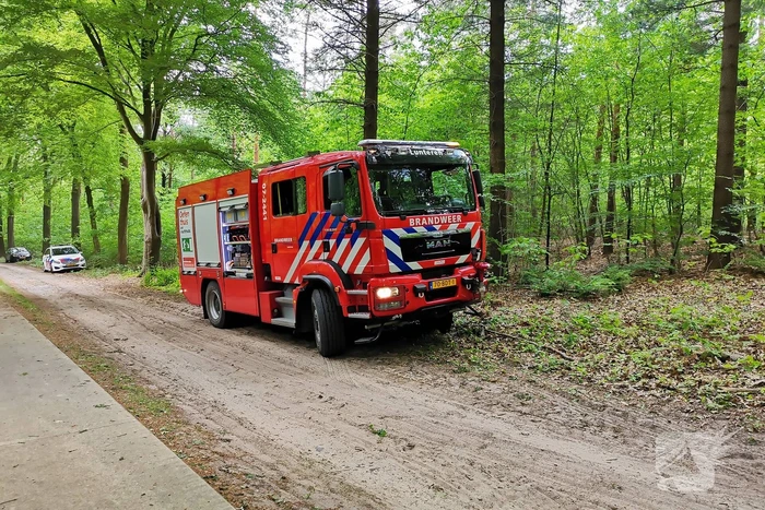 Zoekactie naar gewonde in bosgebied